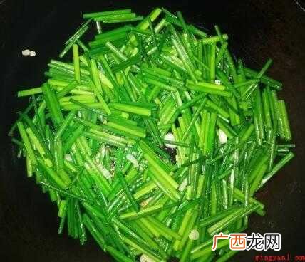 韭菜苔炒鸡蛋小技巧,不用放盐之外的别的调味品 韭菜苔炒鸡蛋窍门