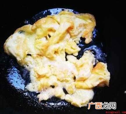 韭菜苔炒鸡蛋小技巧,不用放盐之外的别的调味品 韭菜苔炒鸡蛋窍门