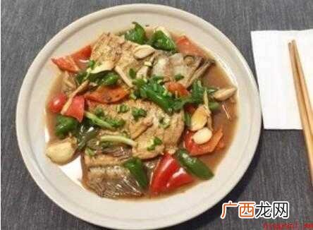 龙鱼一条,先弄晕,用一般杀鱼的方式,去鳞片,开肠破肚 龙鱼怎么做好吃