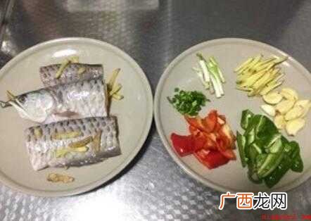 龙鱼一条,先弄晕,用一般杀鱼的方式,去鳞片,开肠破肚 龙鱼怎么做好吃