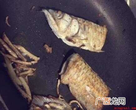 龙鱼一条,先弄晕,用一般杀鱼的方式,去鳞片,开肠破肚 龙鱼怎么做好吃