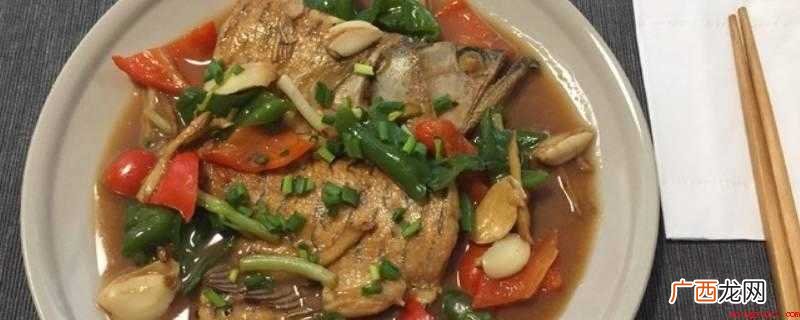龙鱼一条,先弄晕,用一般杀鱼的方式,去鳞片,开肠破肚 龙鱼怎么做好吃