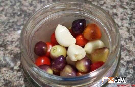 提前准备原材料:七彩辣椒 腌酸辣椒的制作方法