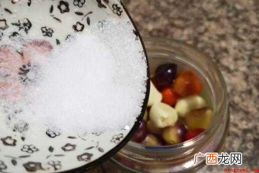 提前准备原材料:七彩辣椒 腌酸辣椒的制作方法