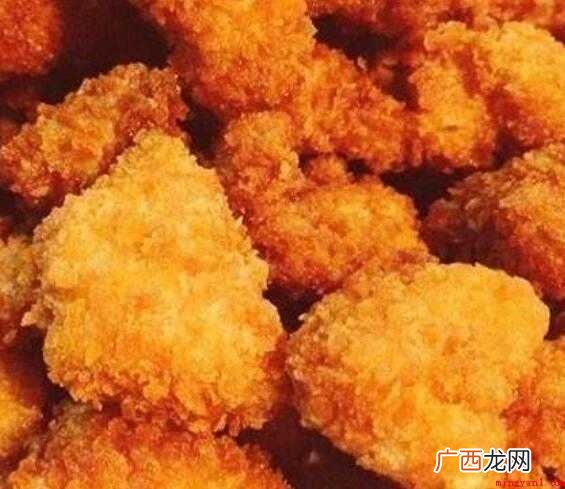 鸡胸肉2块,生抽3勺、鸡蛋2个、蚝油1勺子、淀粉、面包糠、胡 炸鸡块做法