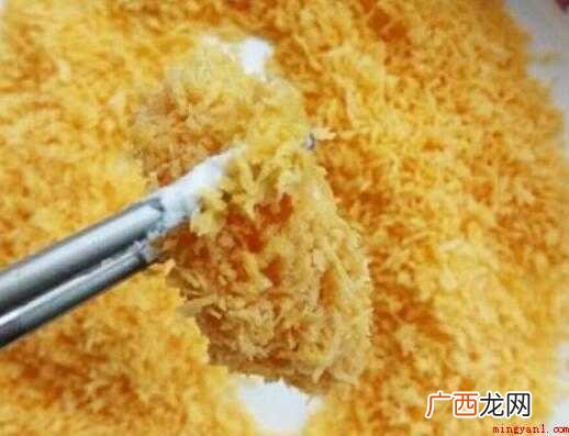 鸡胸肉2块,生抽3勺、鸡蛋2个、蚝油1勺子、淀粉、面包糠、胡 炸鸡块做法