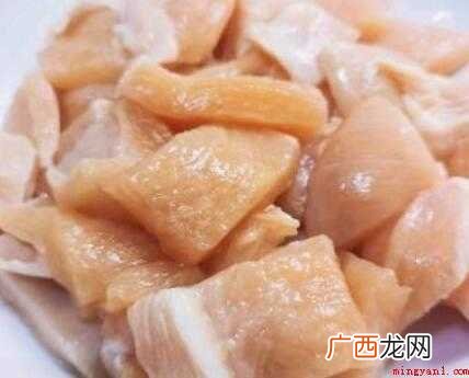 鸡胸肉2块,生抽3勺、鸡蛋2个、蚝油1勺子、淀粉、面包糠、胡 炸鸡块做法