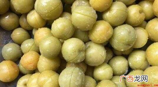 李子500克,精盐3勺,白砂糖30克 腌李子怎么做才好吃