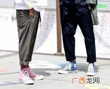 直筒裤配什么鞋子,浅色直筒裤搭配什么衣服和鞋子好看？