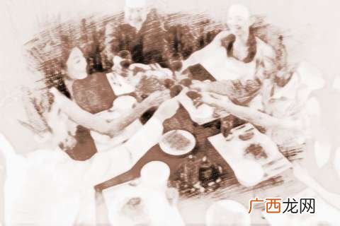 梦见请别人吃饭是什么意思,梦见请客吃饭好多盘鱼？