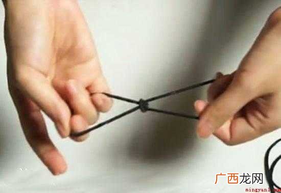 露肩衣服裤子避免往上滑的方式 露肩衣服怎么防止往上滑
