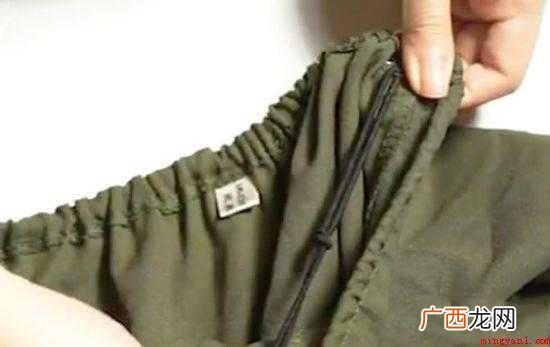 露肩衣服裤子避免往上滑的方式 露肩衣服怎么防止往上滑