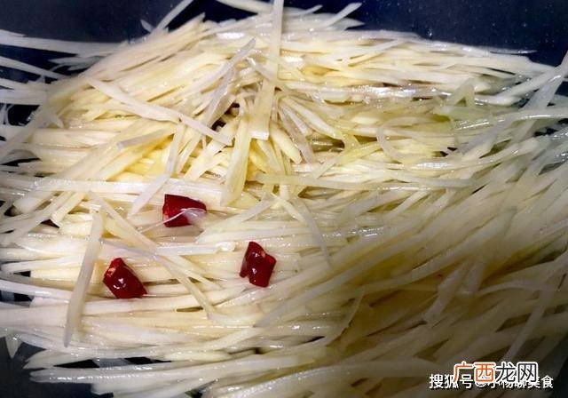 炒土豆丝要焯水吗,炒土豆丝前为什么要焯水？