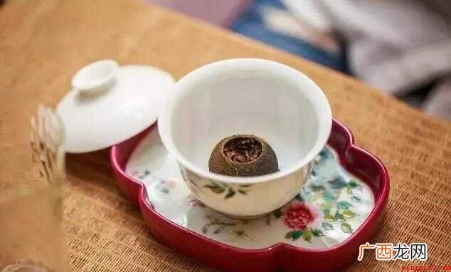 泡橘普茶的方法:用茶针在小青柑底部开两三个小孔 桔普茶怎么泡
