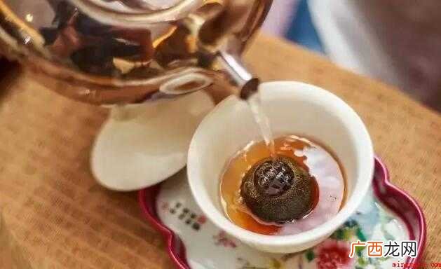 泡橘普茶的方法:用茶针在小青柑底部开两三个小孔 桔普茶怎么泡