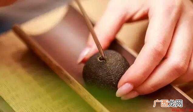 泡橘普茶的方法:用茶针在小青柑底部开两三个小孔 桔普茶怎么泡