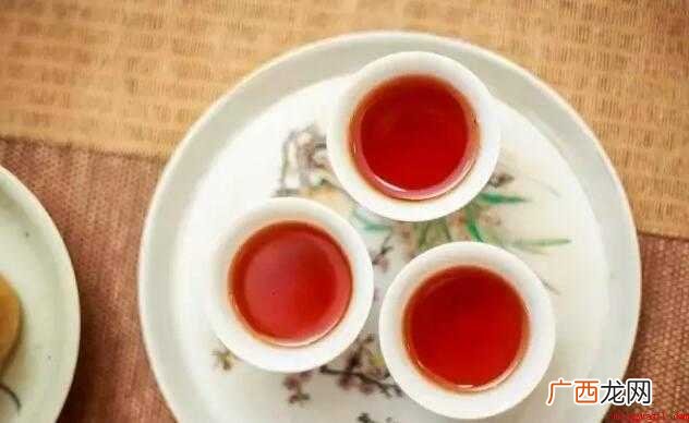 泡橘普茶的方法:用茶针在小青柑底部开两三个小孔 桔普茶怎么泡