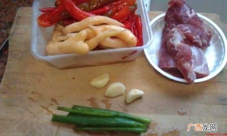 瘦肉切丝,酸姜芽,蒜片,泡椒30克,油糖,味道鲜美,蚝油和生 姜芽怎么炒的好吃