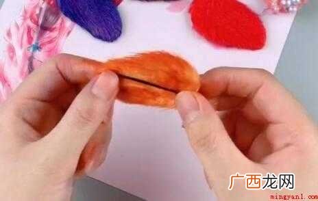 芒果核的底边剪一下,可以插进发卡了 芒果核怎么做工艺品