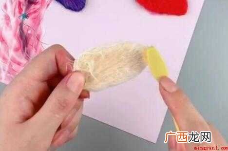芒果核的底边剪一下,可以插进发卡了 芒果核怎么做工艺品