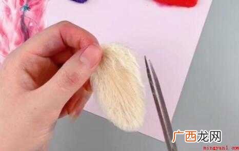 芒果核的底边剪一下,可以插进发卡了 芒果核怎么做工艺品