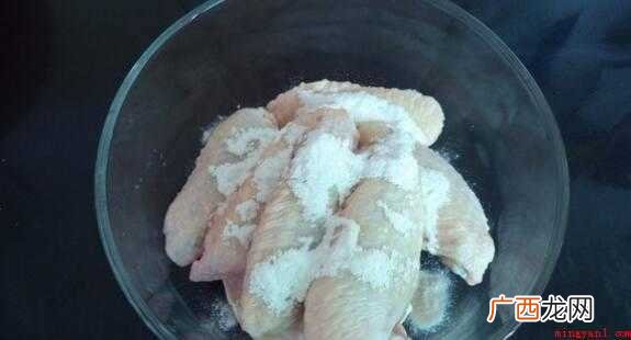 鸡翅6个,姜1大块,盐烤粉15克,食用油1小勺 翅中怎么做好吃