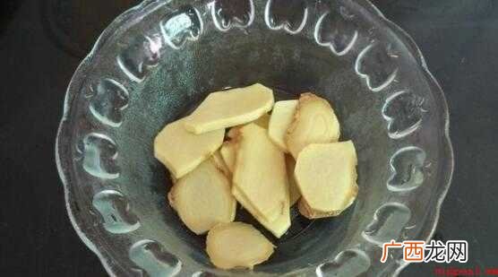 鸡翅6个,姜1大块,盐烤粉15克,食用油1小勺 翅中怎么做好吃