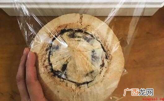 椰奶冻从冰箱里取出后,撕下保鲜膜,揭开之前打开的盖子就可以吃 椰奶冻怎么打开