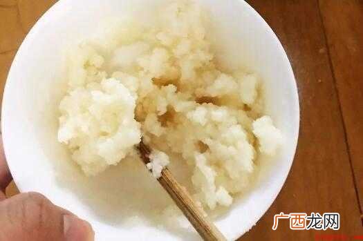 椰奶冻从冰箱里取出后,撕下保鲜膜,揭开之前打开的盖子就可以吃 椰奶冻怎么打开