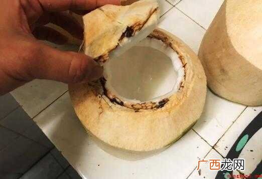 椰奶冻从冰箱里取出后,撕下保鲜膜,揭开之前打开的盖子就可以吃 椰奶冻怎么打开
