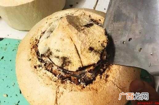 椰奶冻从冰箱里取出后,撕下保鲜膜,揭开之前打开的盖子就可以吃 椰奶冻怎么打开