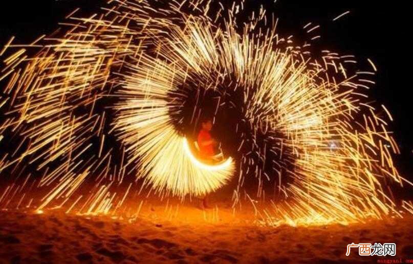 耀眼的流星,一瞬间便在夜空中消失了。那么瞬间的反义词是什么