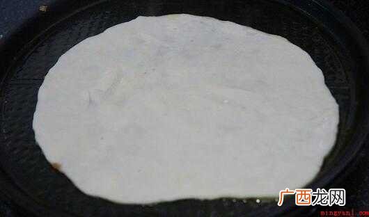 300克面粉,适量油。 烫面油饼怎么做又软又好吃