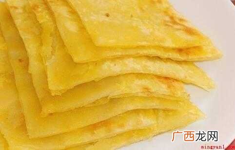 300克面粉,适量油。 烫面油饼怎么做又软又好吃