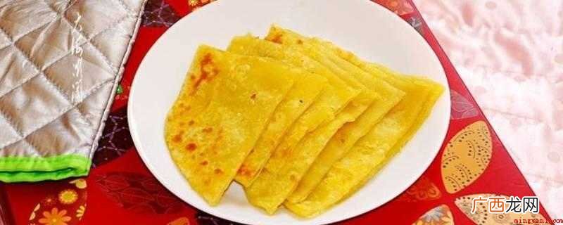 300克面粉,适量油。 烫面油饼怎么做又软又好吃
