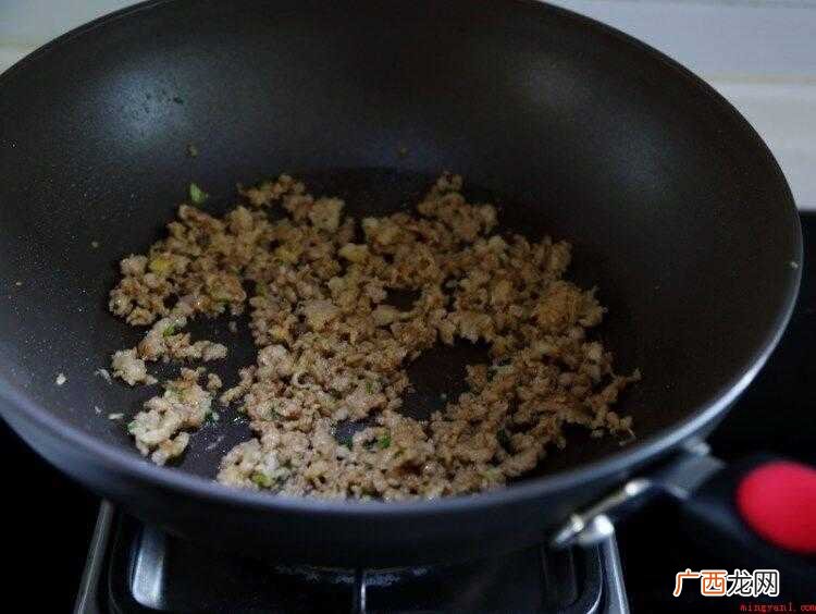 清理整洁的刀豆,一小截胡萝卜,几瓣蒜头和调好味的肉末 刀豆怎么炒好吃又简单