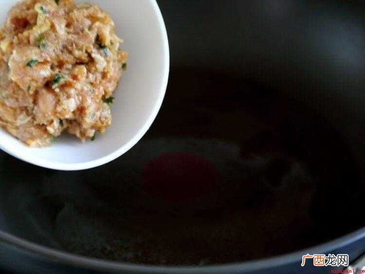 清理整洁的刀豆,一小截胡萝卜,几瓣蒜头和调好味的肉末 刀豆怎么炒好吃又简单