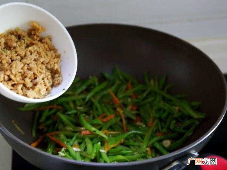 清理整洁的刀豆,一小截胡萝卜,几瓣蒜头和调好味的肉末 刀豆怎么炒好吃又简单