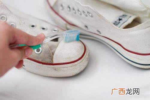 鞋为什么剪了再扔,旧皮鞋要剪破了扔吗？