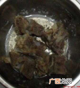 芳香鲍鱼炖汤的做法 鲍鱼壳非常脏一定是先清洗整洁再煲汤 鲍鱼壳很脏怎么炖汤