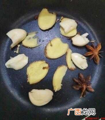 红烧肉色泽鲜红,肉皮柔软,肥肉甘甜,瘦肉不柴,味道鲜美 红焖肉应该怎么做