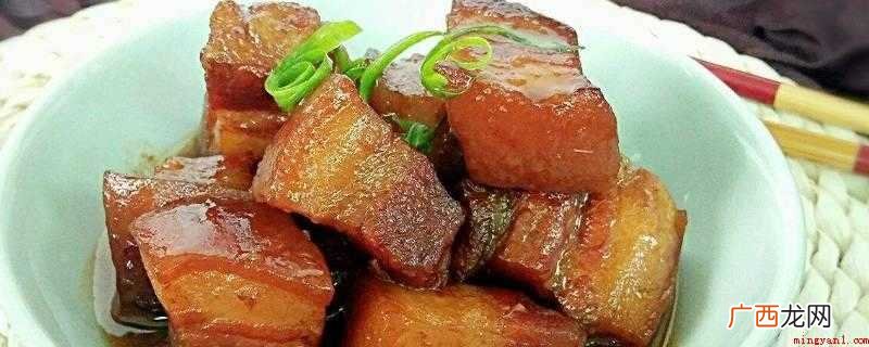 红烧肉色泽鲜红,肉皮柔软,肥肉甘甜,瘦肉不柴,味道鲜美 红焖肉应该怎么做