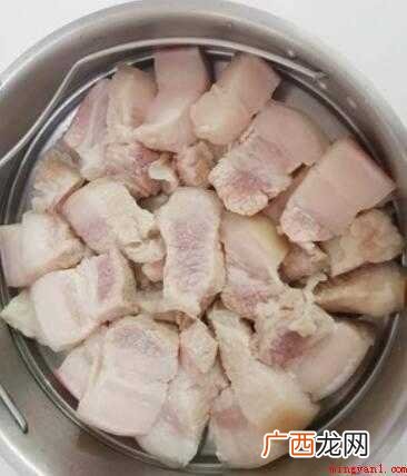 红烧肉色泽鲜红,肉皮柔软,肥肉甘甜,瘦肉不柴,味道鲜美 红焖肉应该怎么做