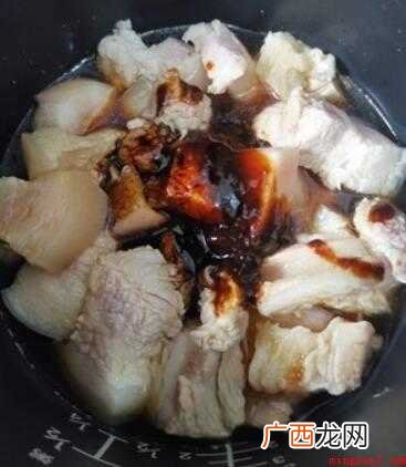 红烧肉色泽鲜红,肉皮柔软,肥肉甘甜,瘦肉不柴,味道鲜美 红焖肉应该怎么做