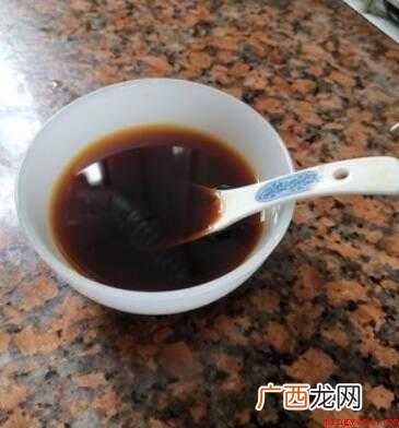 红烧肉色泽鲜红,肉皮柔软,肥肉甘甜,瘦肉不柴,味道鲜美 红焖肉应该怎么做