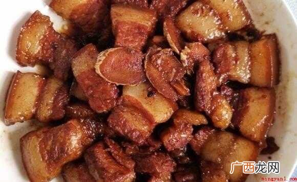 红烧肉色泽鲜红,肉皮柔软,肥肉甘甜,瘦肉不柴,味道鲜美 红焖肉应该怎么做