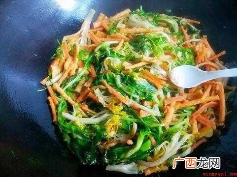 苦菊炒三子,大火翻炒至苦菊和三子变软,少许鸡粉调味 苦菊熟吃做法