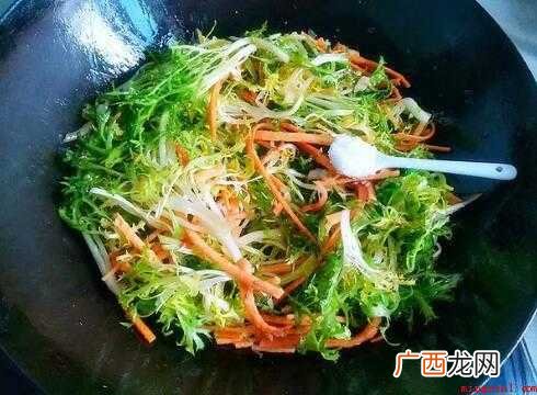 苦菊炒三子,大火翻炒至苦菊和三子变软,少许鸡粉调味 苦菊熟吃做法