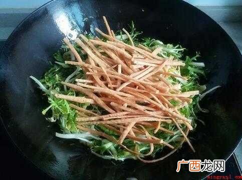 苦菊炒三子,大火翻炒至苦菊和三子变软,少许鸡粉调味 苦菊熟吃做法