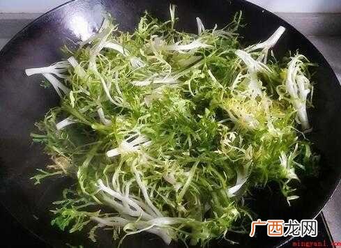 苦菊炒三子,大火翻炒至苦菊和三子变软,少许鸡粉调味 苦菊熟吃做法